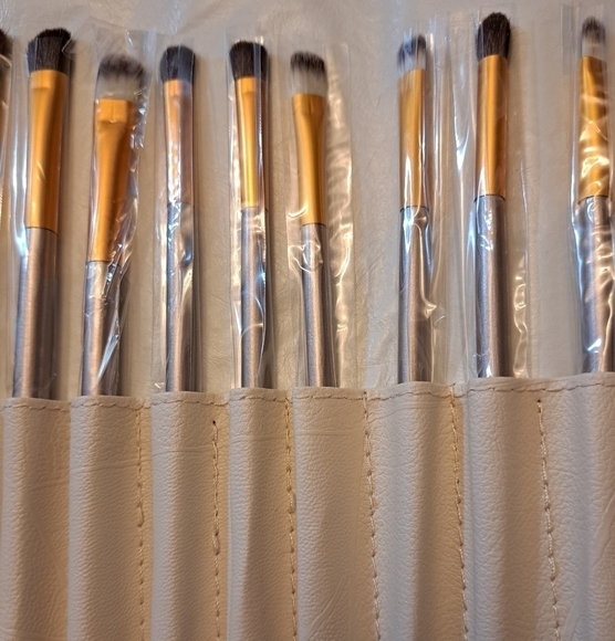 24 Piece Makeup Brushes In A Folding Carrying Case - Picture 7 of 10